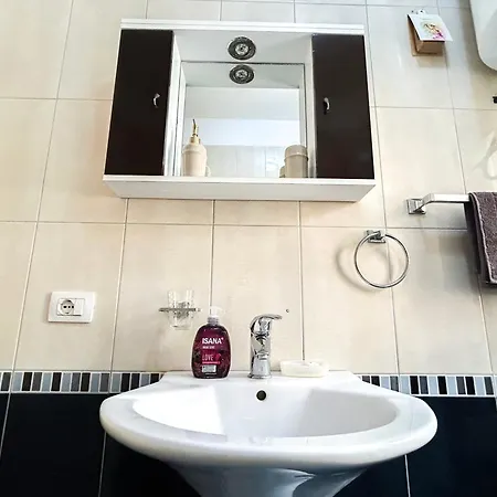 Veronika & Barbora With Swimming Pool Appartement Golem (Tirana)